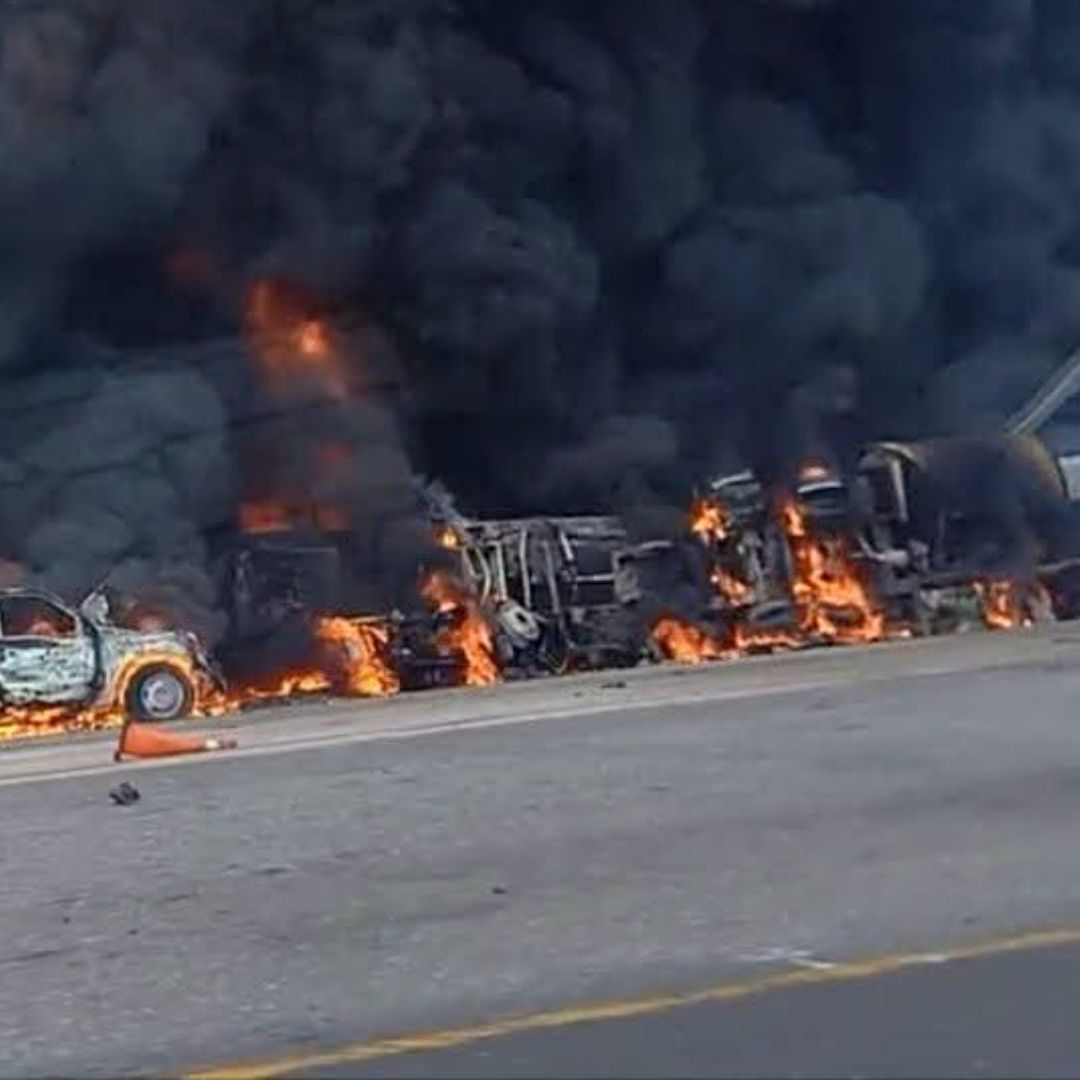 Pipa con Combustible Choca Contra Varios Vehículos. Foto: Guardia Nacional